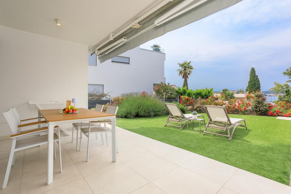 View (from property/room), Balcony/Terrace, Garden view, sunbed