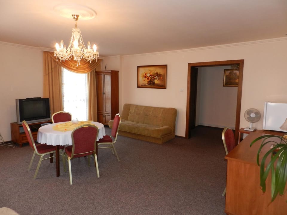 Communal lounge/ TV room, Bed, TV and multimedia, Living room, Seating area, Evening entertainment, Bedroom