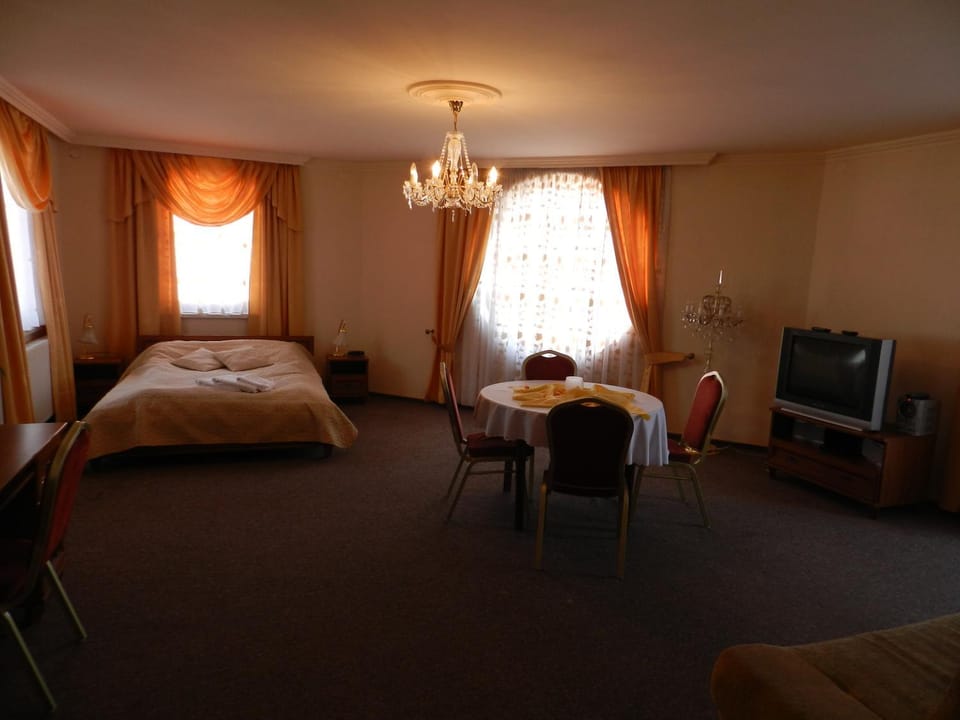 Communal lounge/ TV room, Bed, TV and multimedia, Living room, Evening entertainment, Bedroom