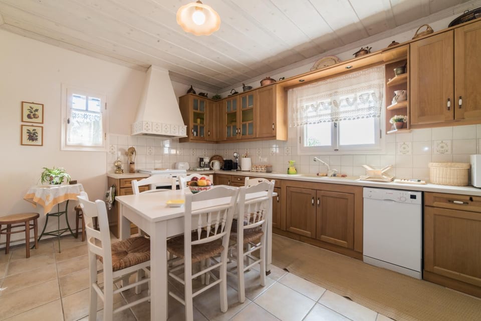 Coffee/tea facilities, Kitchen or kitchenette, Dining area