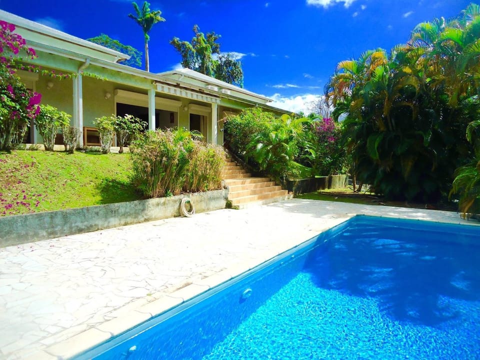 Villa LES TILILIS - BELLE VILLA DE 300 M2 SITUEE AU CALME AVEC GRANDE PISCINE ET VUE MONTAGNE House in Petit-Bourg