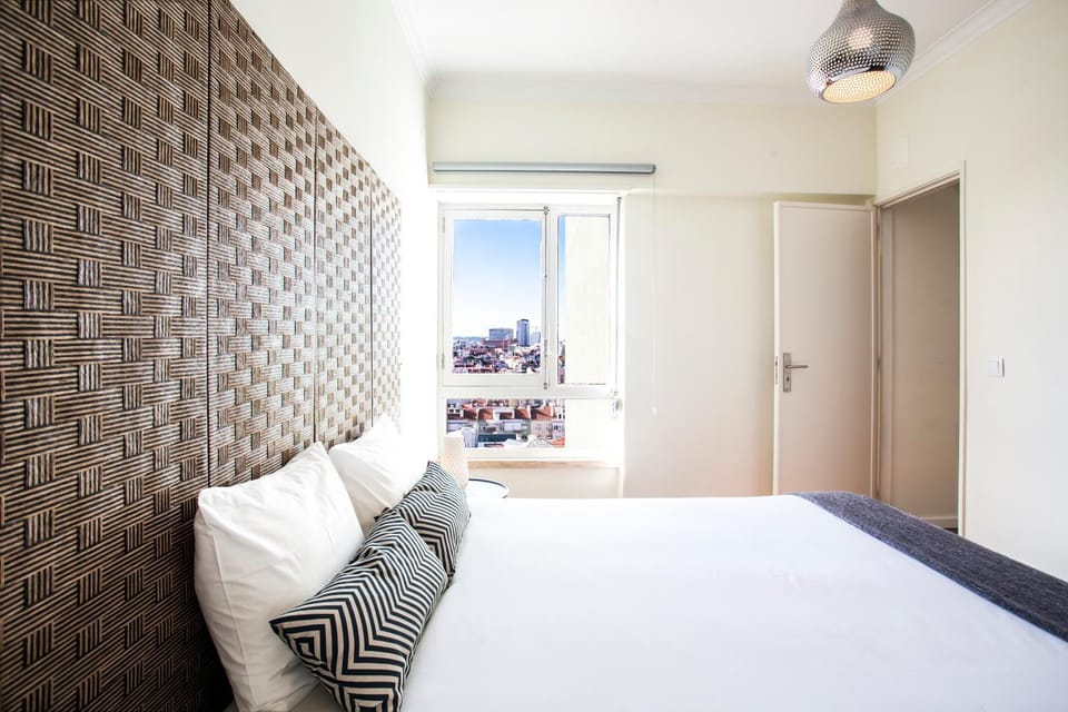 Bedroom, City view