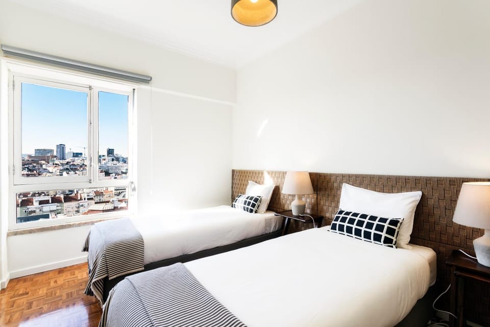 Bedroom, City view