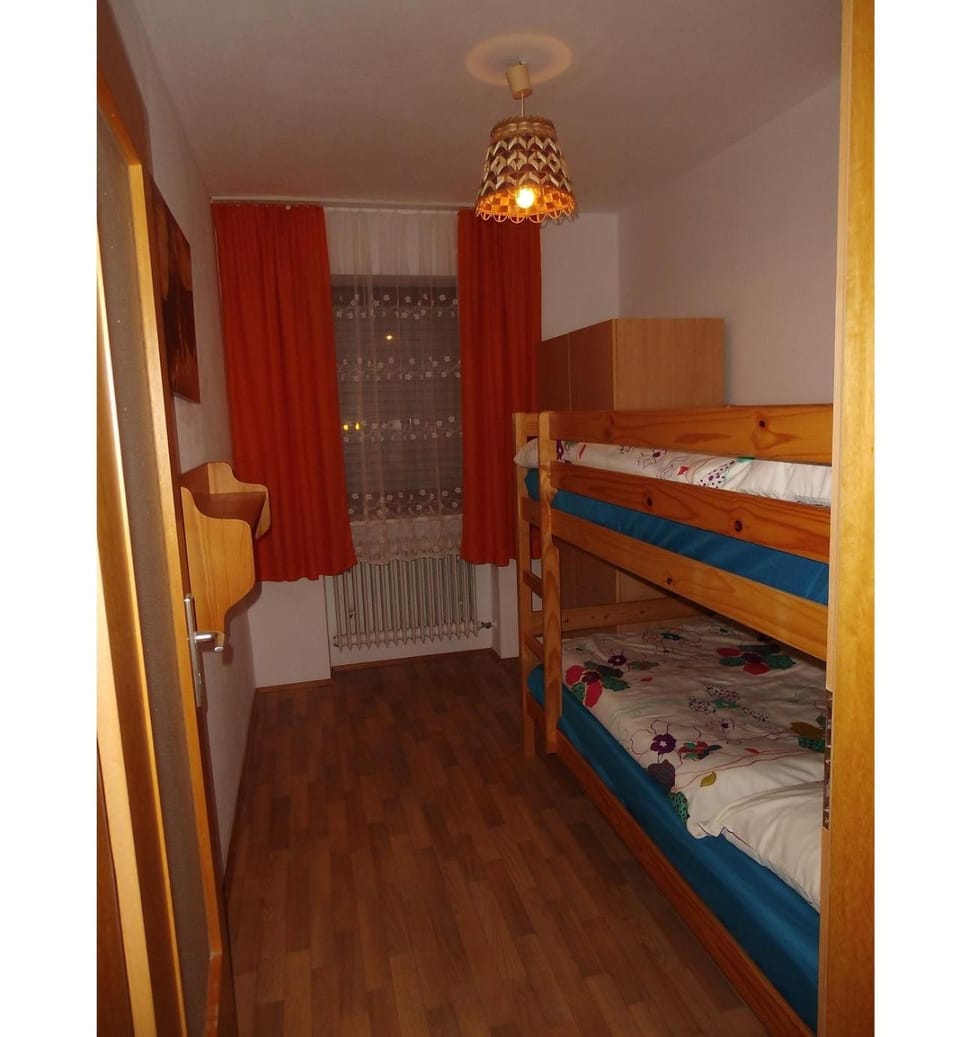 Bedroom, bunk bed