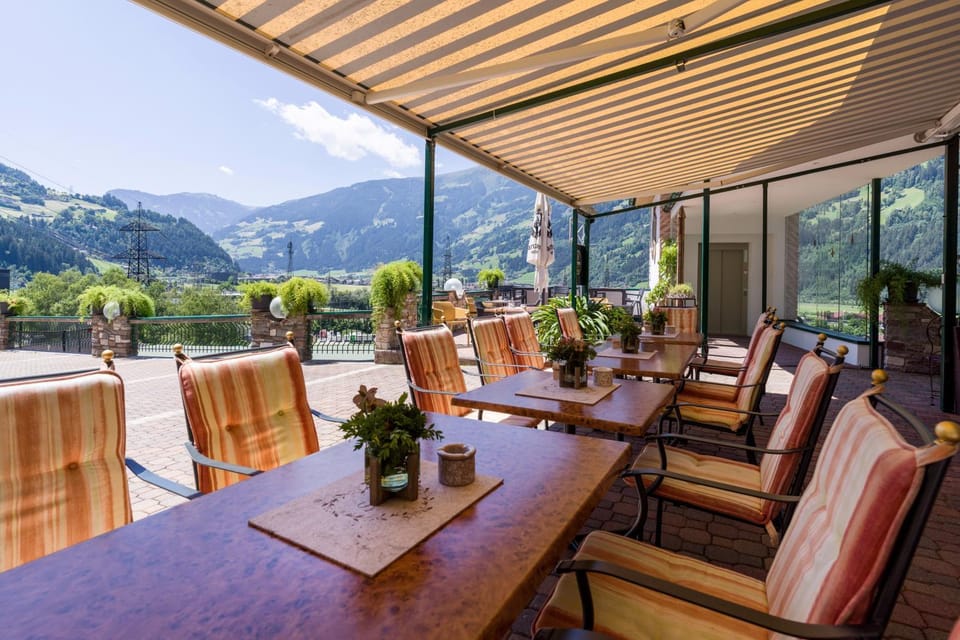 Restaurant/places to eat, Lounge or bar, Breakfast