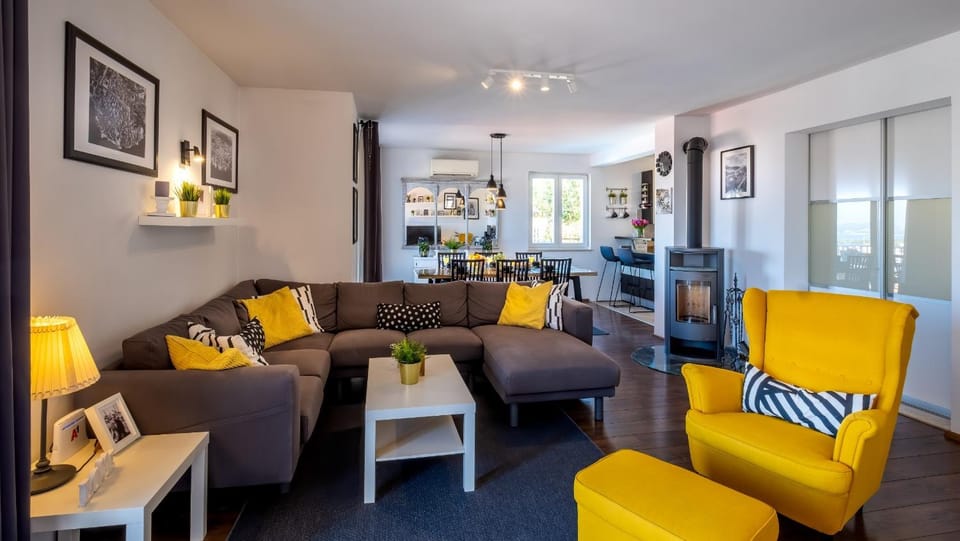 Kitchen or kitchenette, Living room, Family