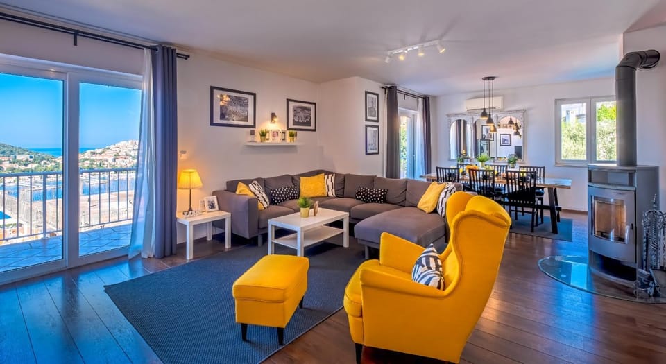 Living room, Dining area, Sea view