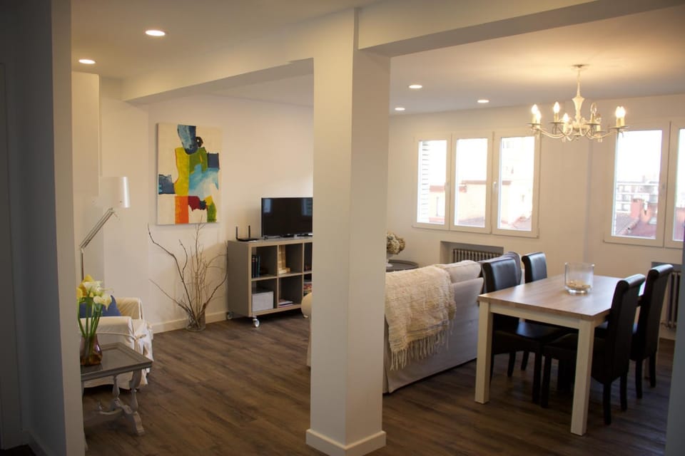 TV and multimedia, Living room, Seating area, Dining area
