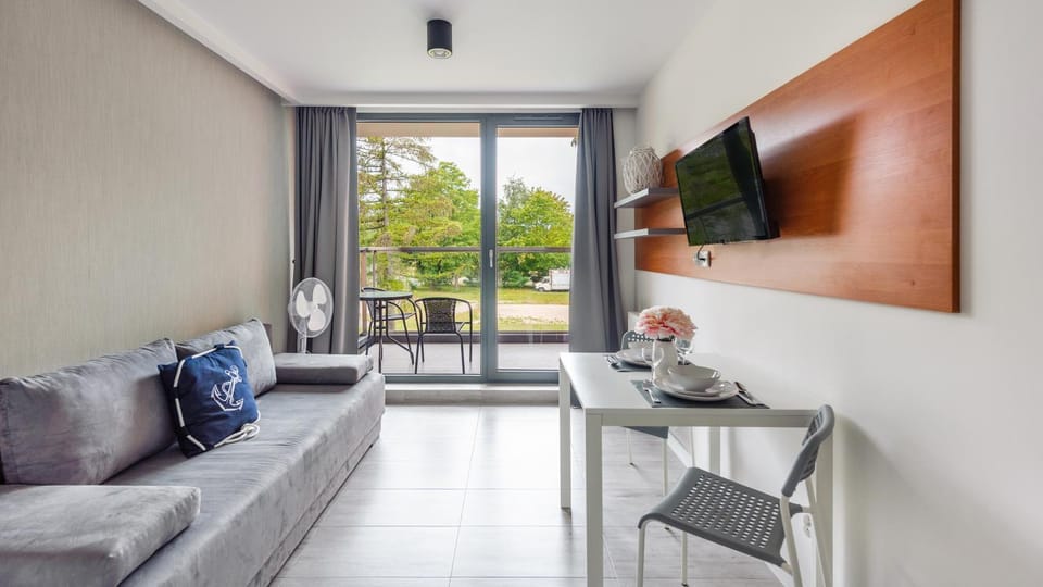 TV and multimedia, Seating area, Dining area