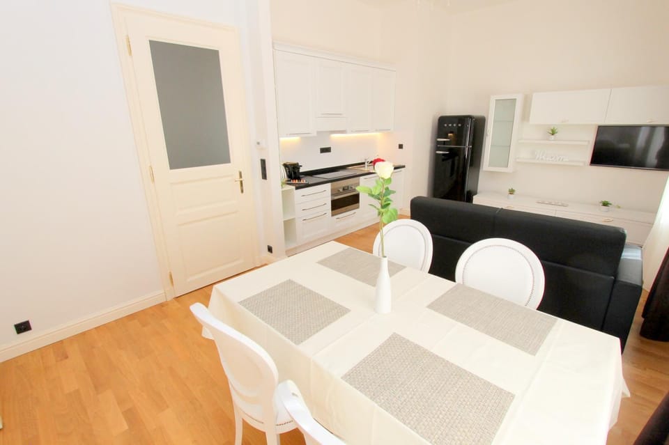 Coffee/tea facilities, Kitchen or kitchenette, Living room, Dining area