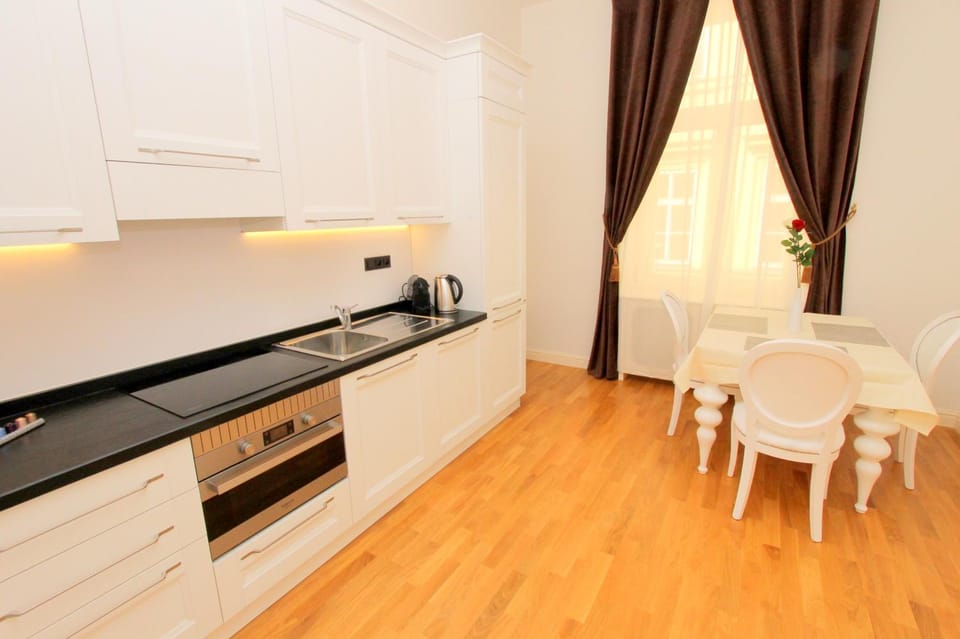 Coffee/tea facilities, Kitchen or kitchenette, Dining area