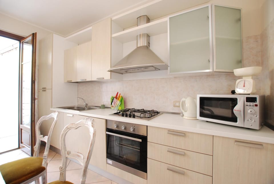 Kitchen or kitchenette, Dining area, Communal kitchen