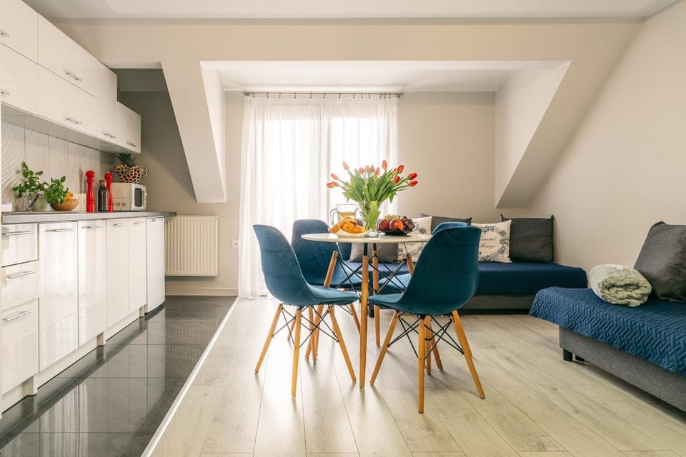 Kitchen or kitchenette, Living room, Seating area, Dining area