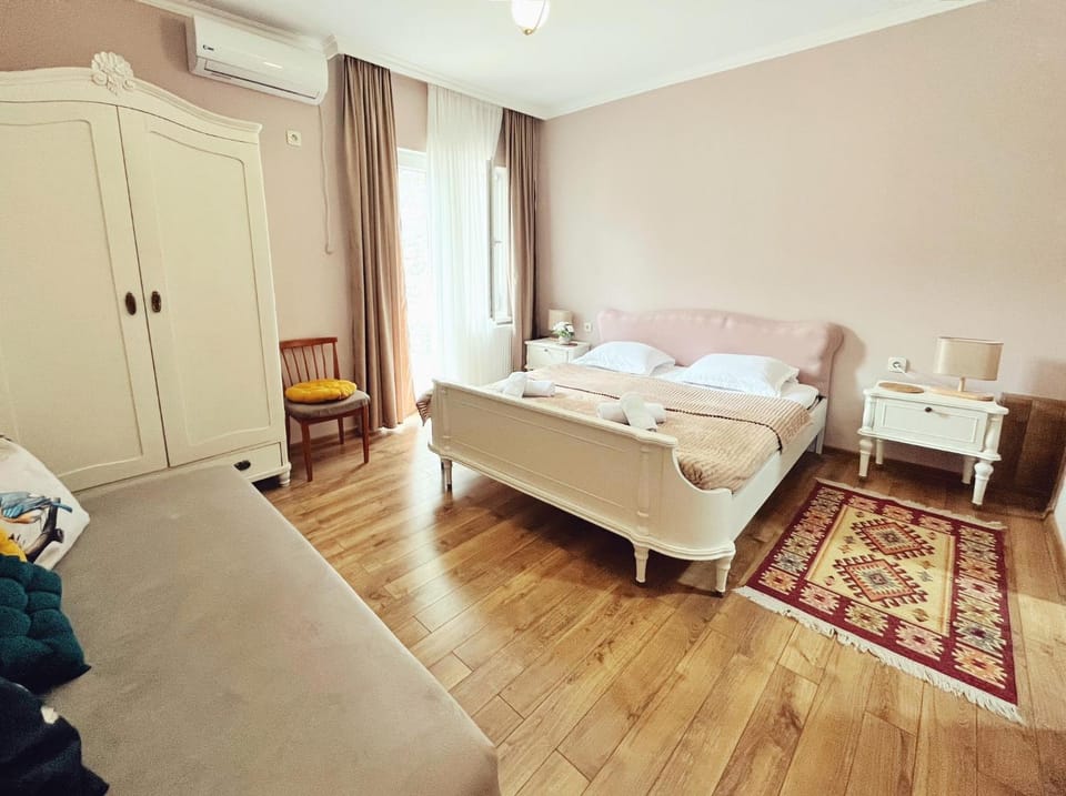 Toilet, Bedroom, internet, locker, towels, wardrobe, air conditioner
