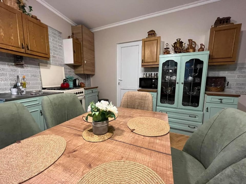 Kitchen or kitchenette, Seating area, Dining area, minibar