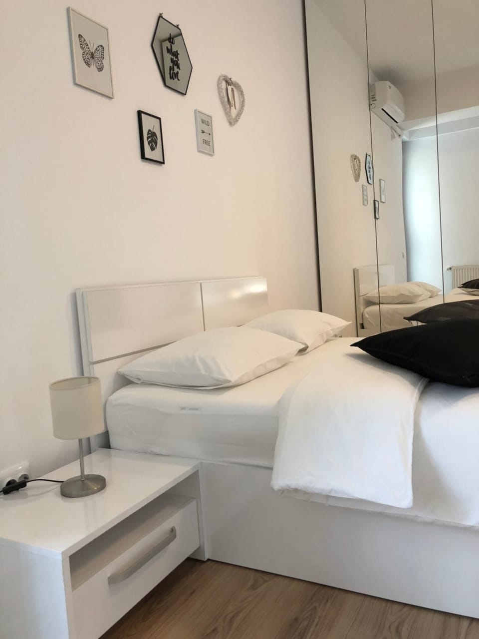 Bed, Living room, Photo of the whole room, Seating area