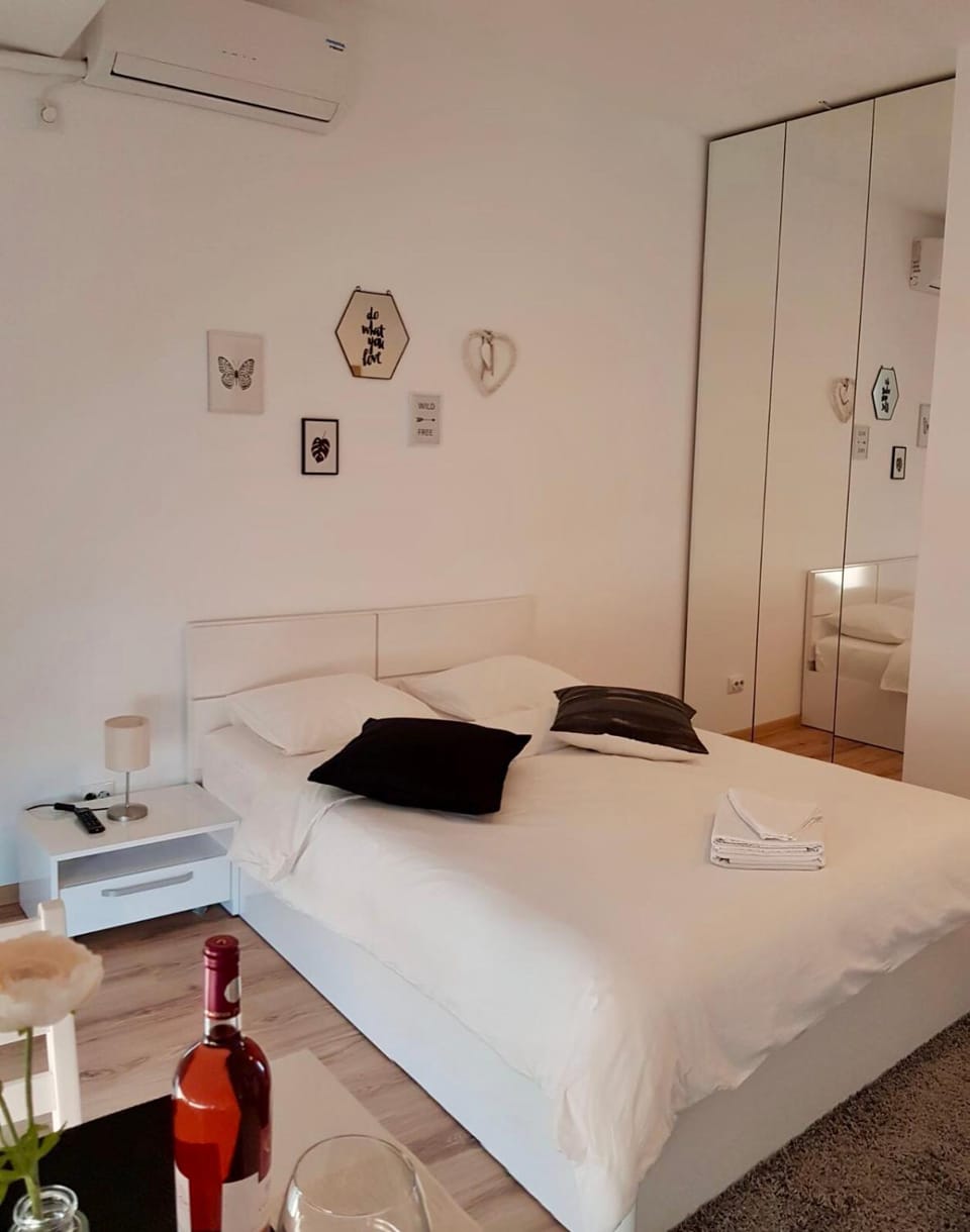 Bed, Living room