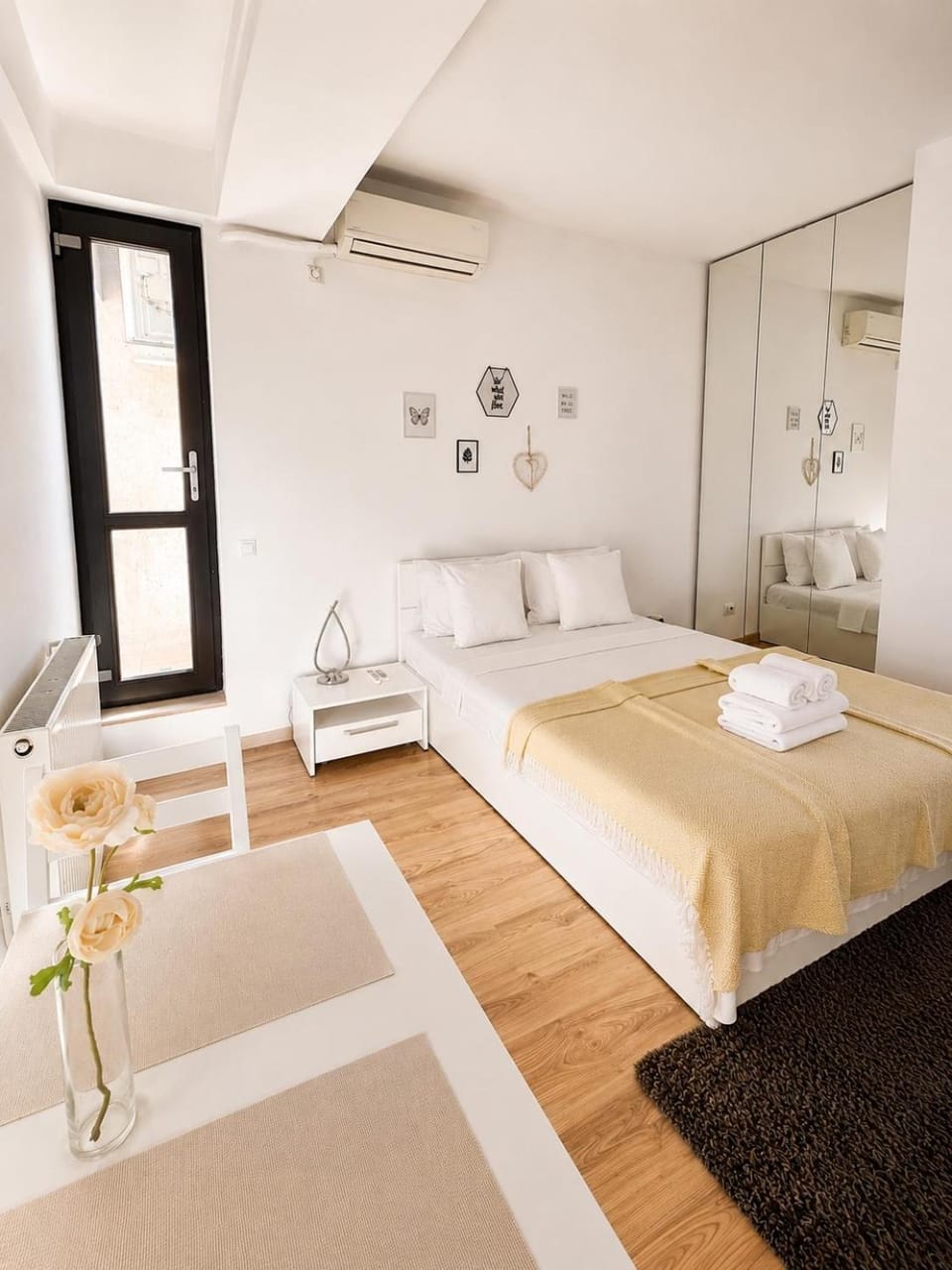 Bed, Photo of the whole room, Bedroom, air conditioner