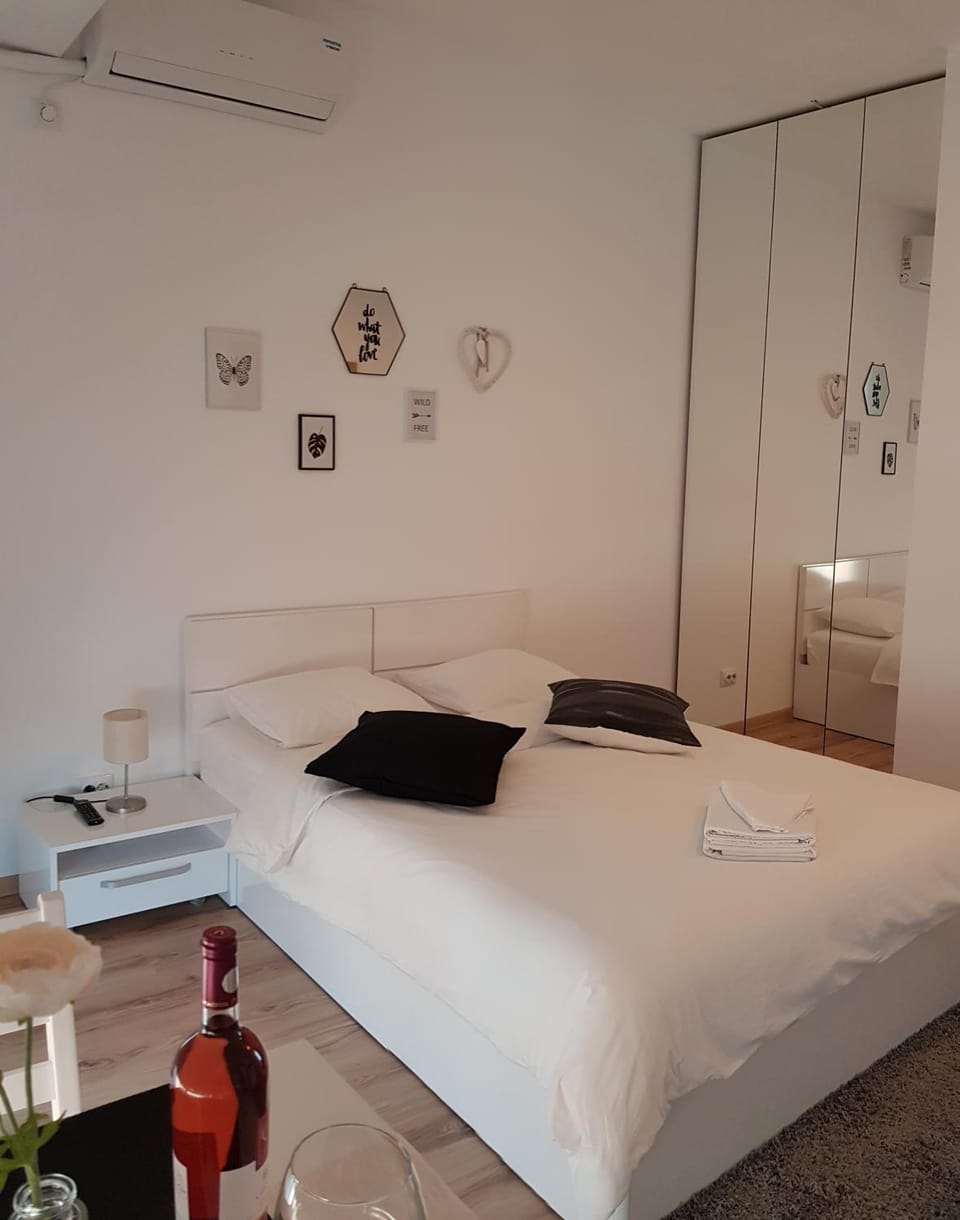 Bed, Living room, Seating area