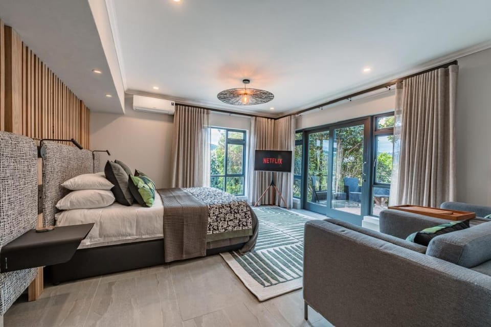 TV and multimedia, Seating area, air conditioner