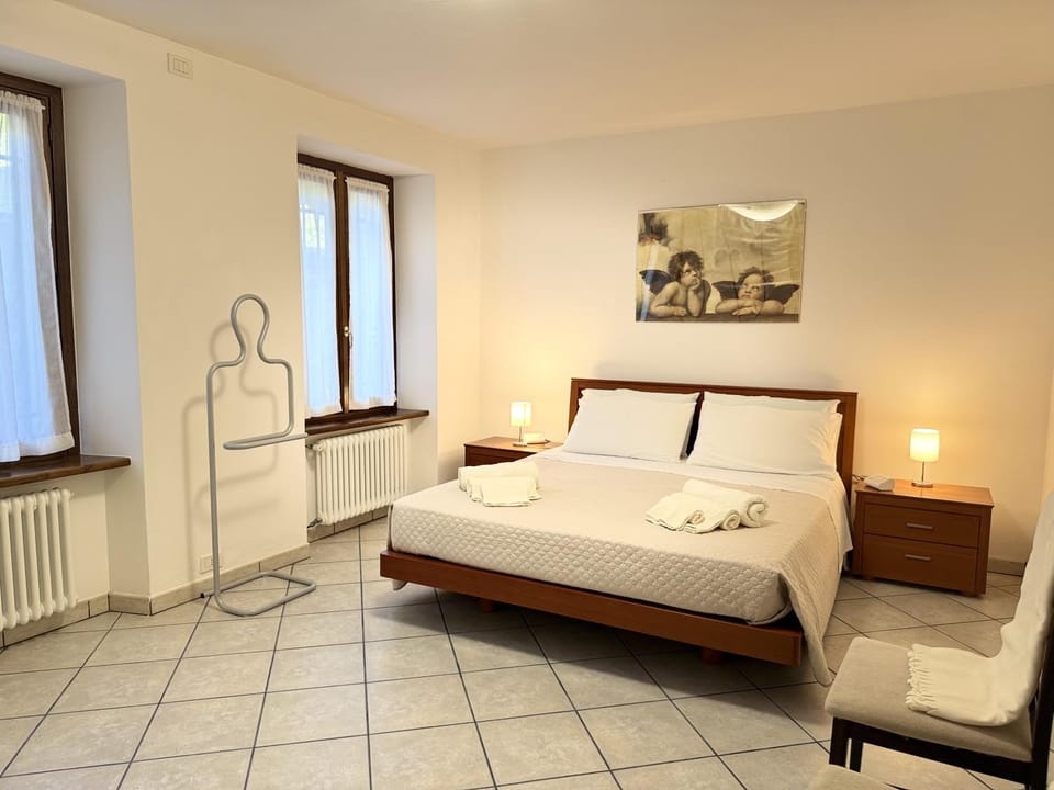 Bed, Bedroom, towels, wardrobe