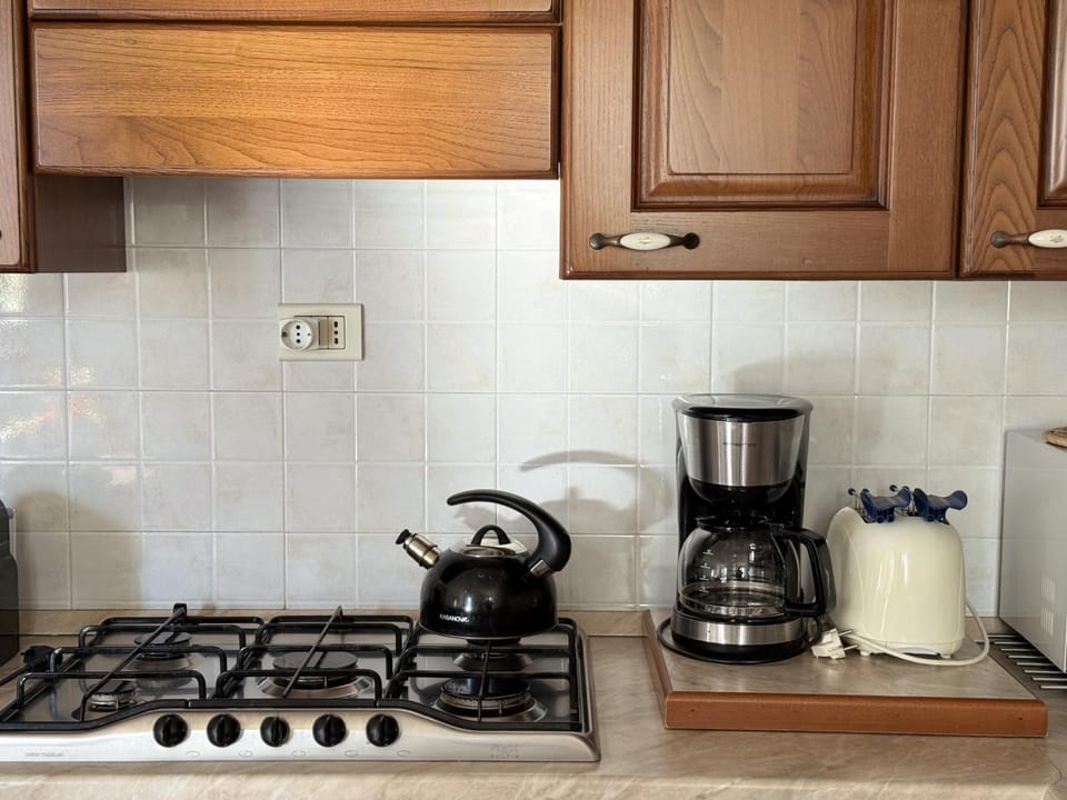 Coffee/tea facilities, Kitchen or kitchenette, stove