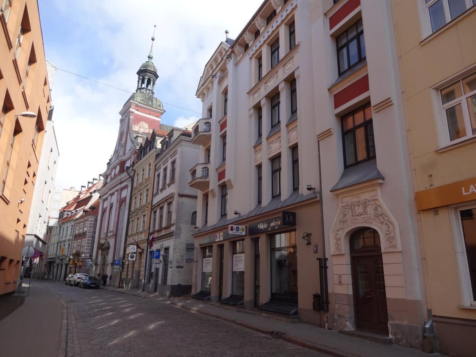 Nearby landmark, Facade/entrance