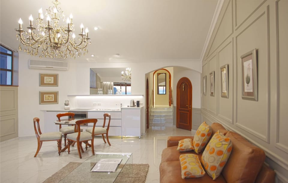 Nightclub / DJ, Living room, Lounge or bar, Seating area, Dining area