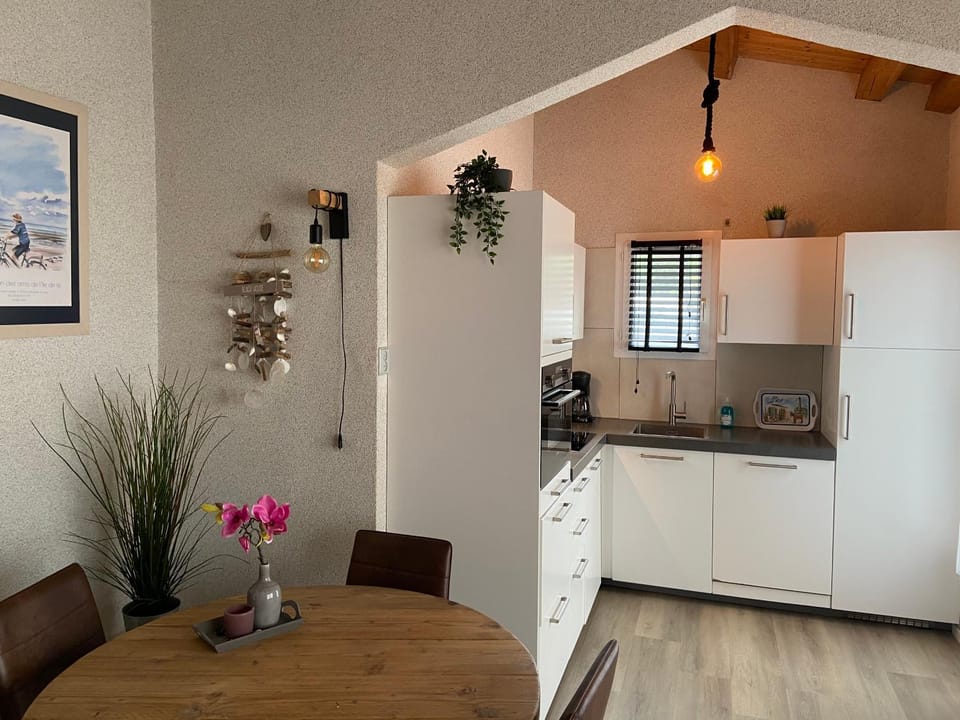 Coffee/tea facilities, Kitchen or kitchenette, Dining area