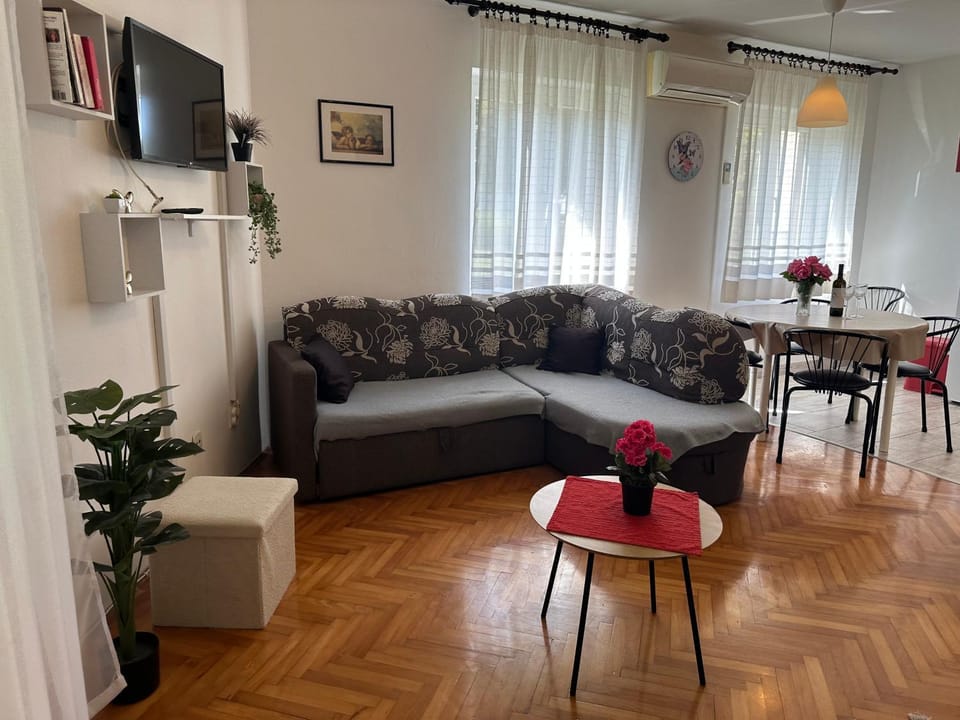 TV and multimedia, Living room, Seating area, Evening entertainment