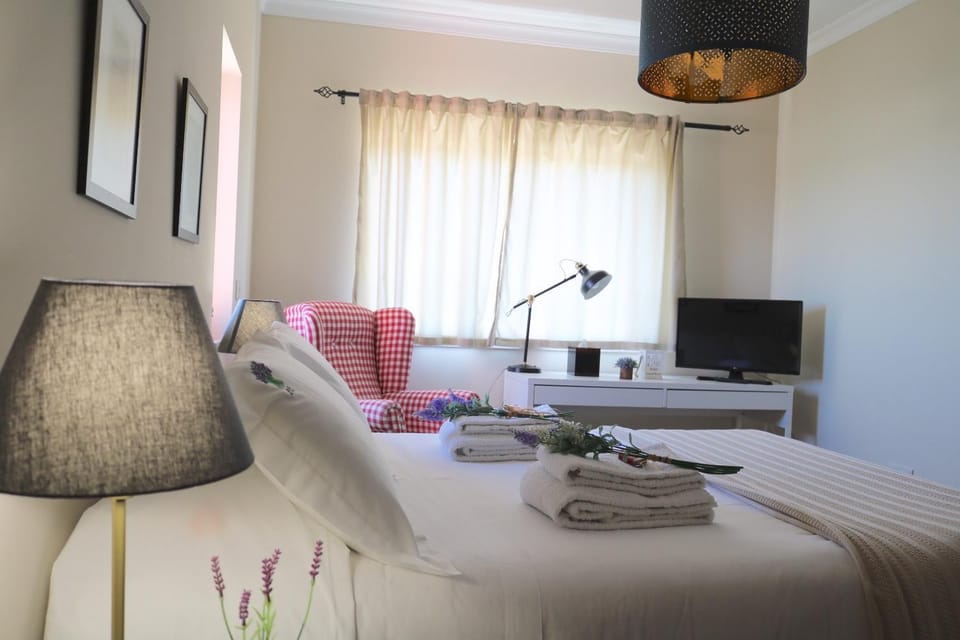 Shower, Bathroom, TV and multimedia, Seating area, Bedroom, Landmark view, Mountain view, Sea view