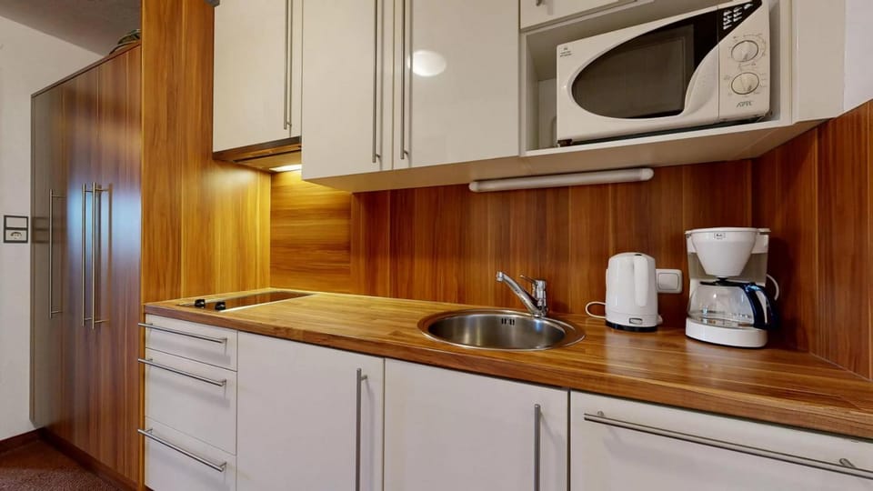 Coffee/tea facilities, Kitchen or kitchenette, stove, kitchen, kitchen