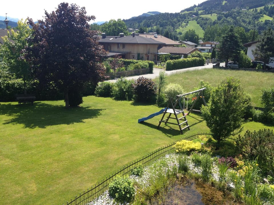 Spring, Day, Natural landscape, Children play ground, Children play ground, Garden, Garden, Balcony/Terrace, Garden view