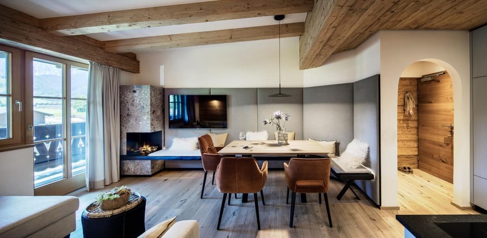 Living room, Seating area, Dining area
