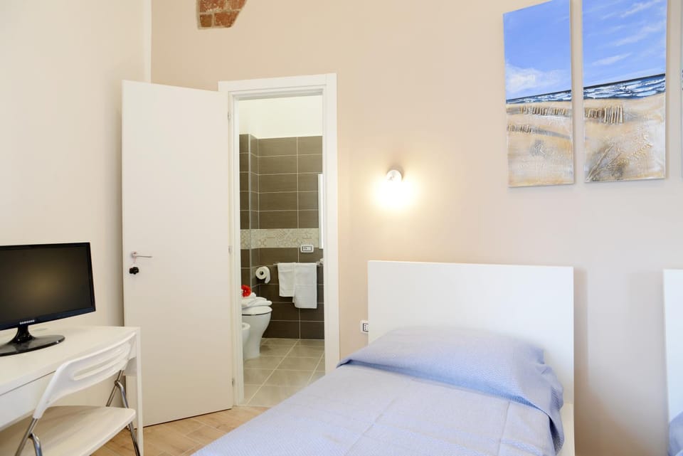 Bed, Bathroom, Photo of the whole room