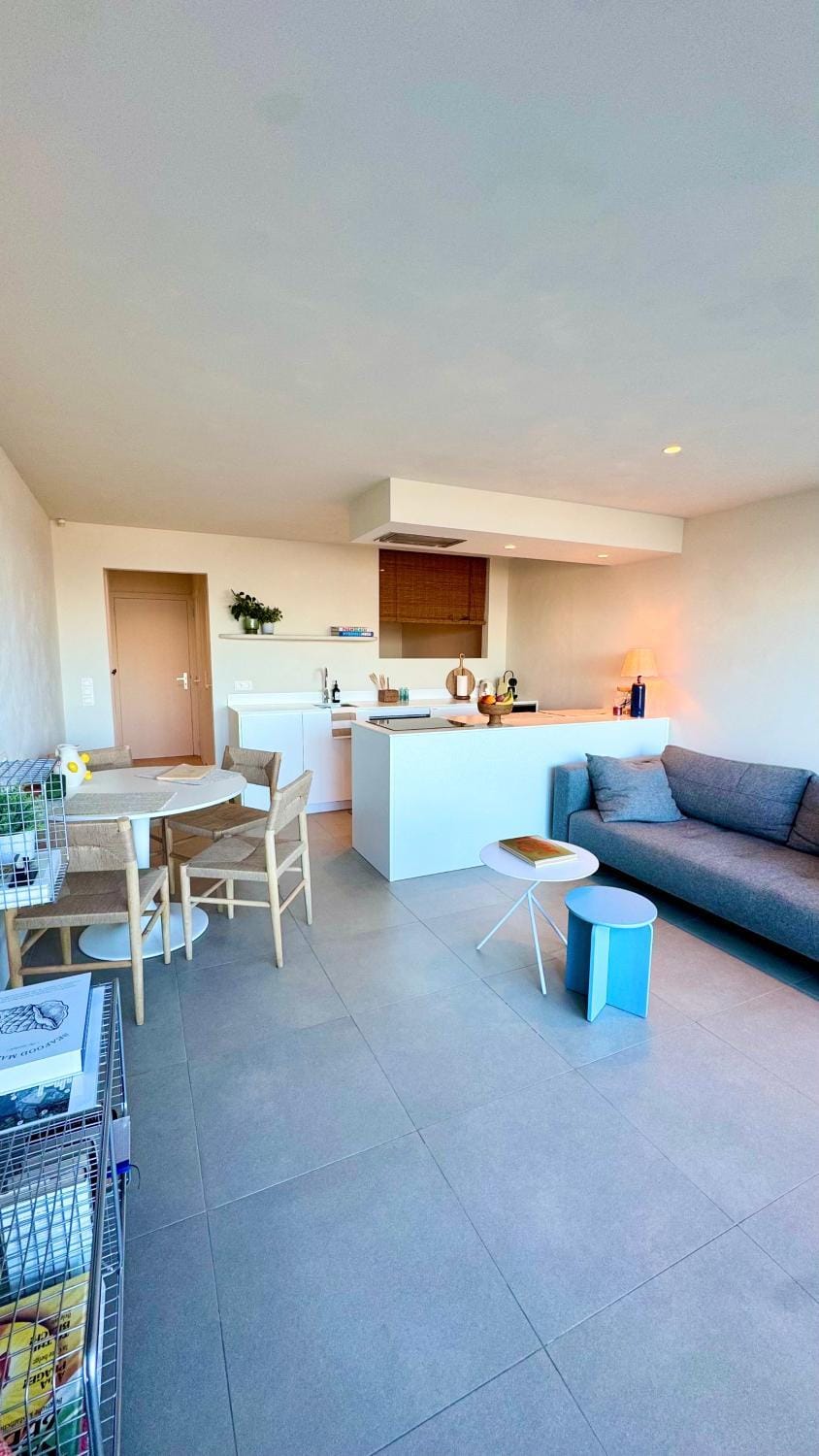 Kitchen or kitchenette, Living room, Seating area, Dining area