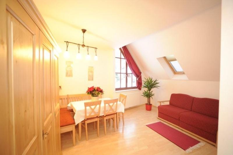 Day, Dining area