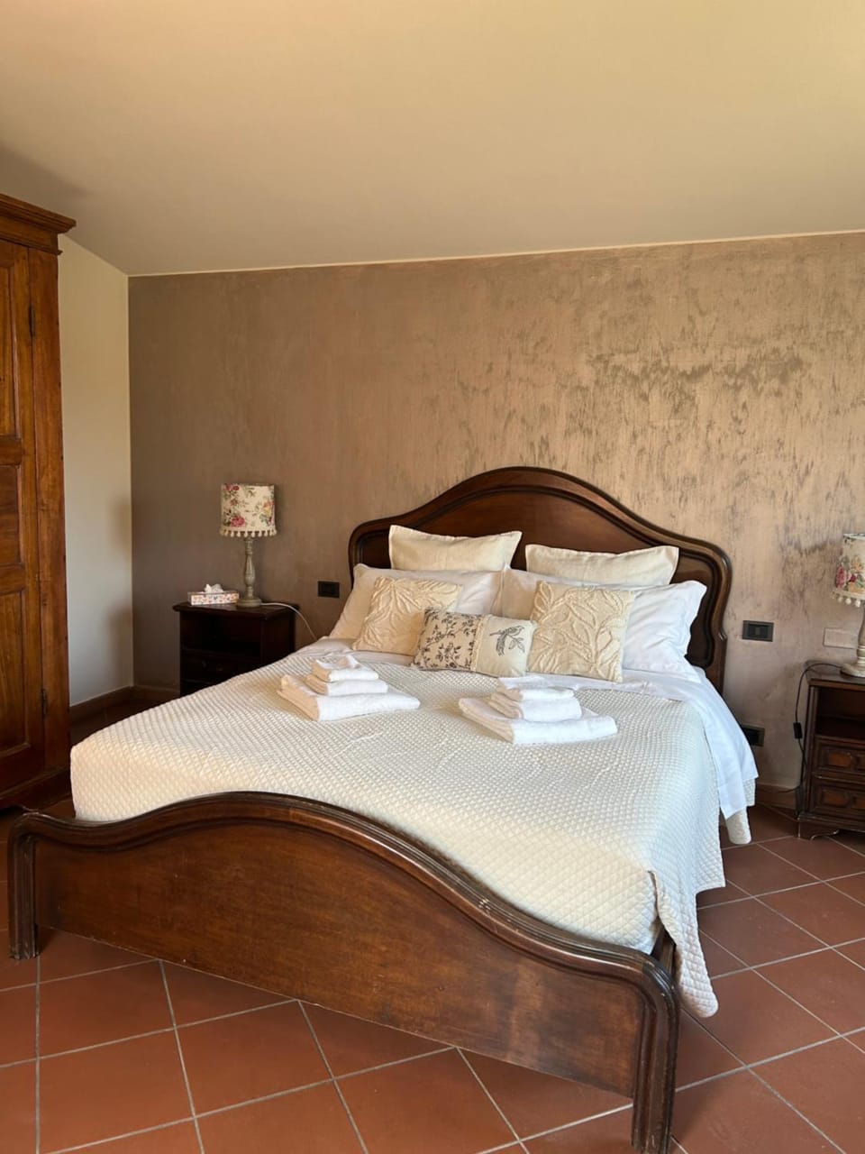 Bed, Photo of the whole room, towels