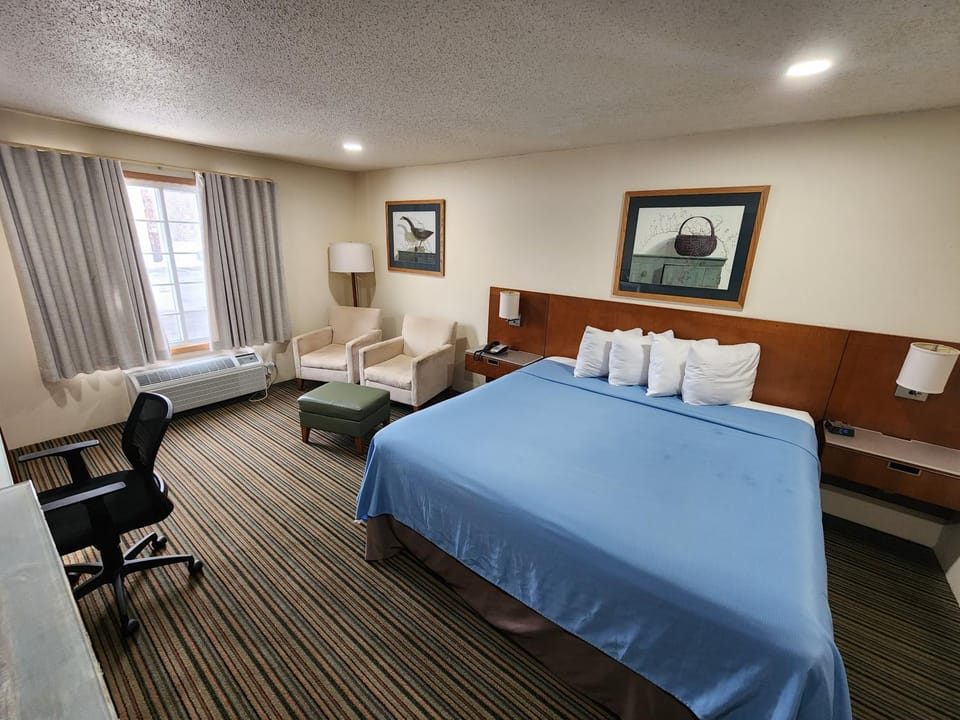 Bed, TV and multimedia, Seating area, Bedroom, hair dresser