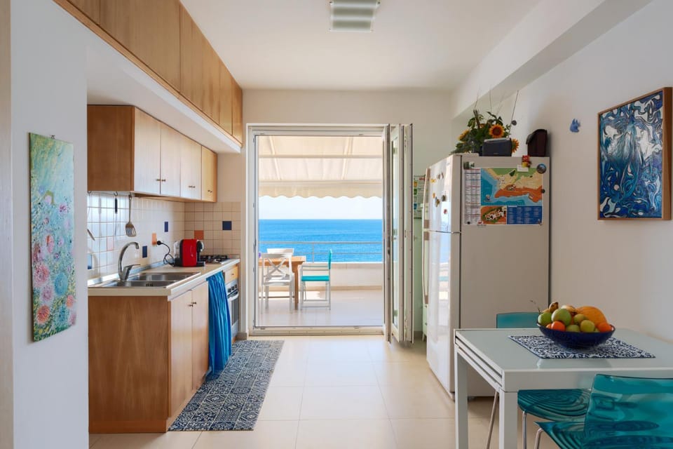 Kitchen or kitchenette, Dining area, Sea view