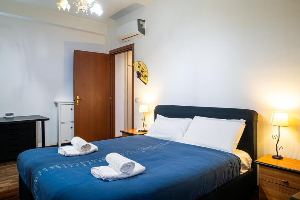 Bed, Bedroom, towels