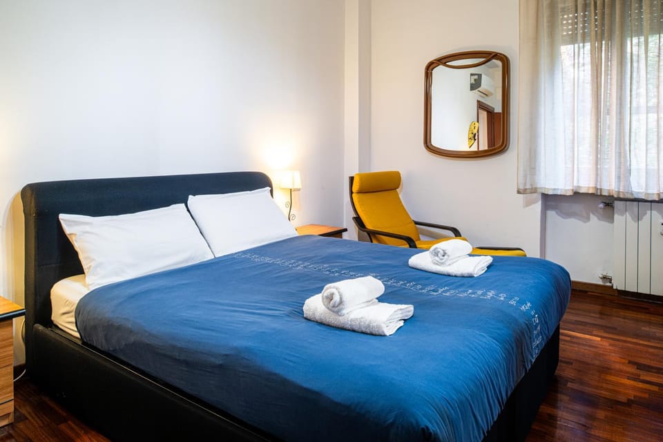 Bed, Bedroom, towels