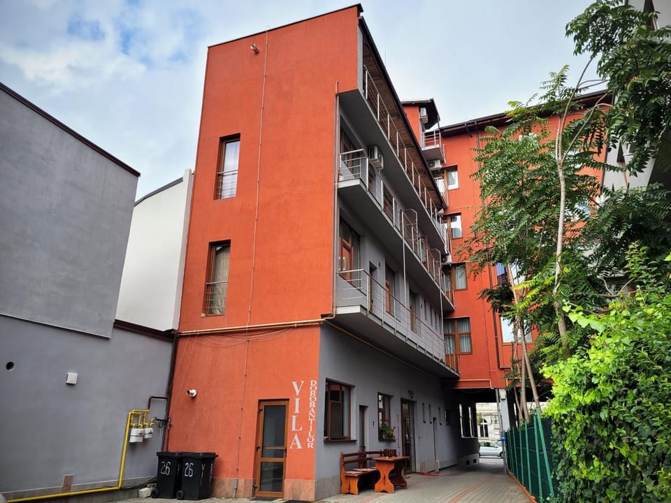Property building, Balcony/Terrace, Location, Parking