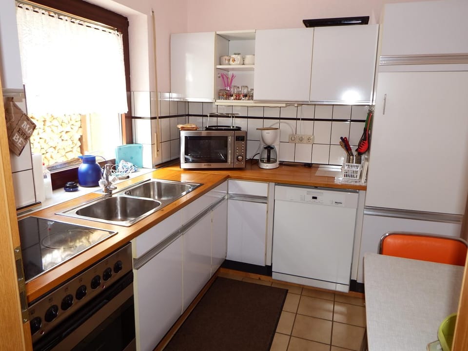 Kitchen or kitchenette, Photo of the whole room, dishwasher, stove