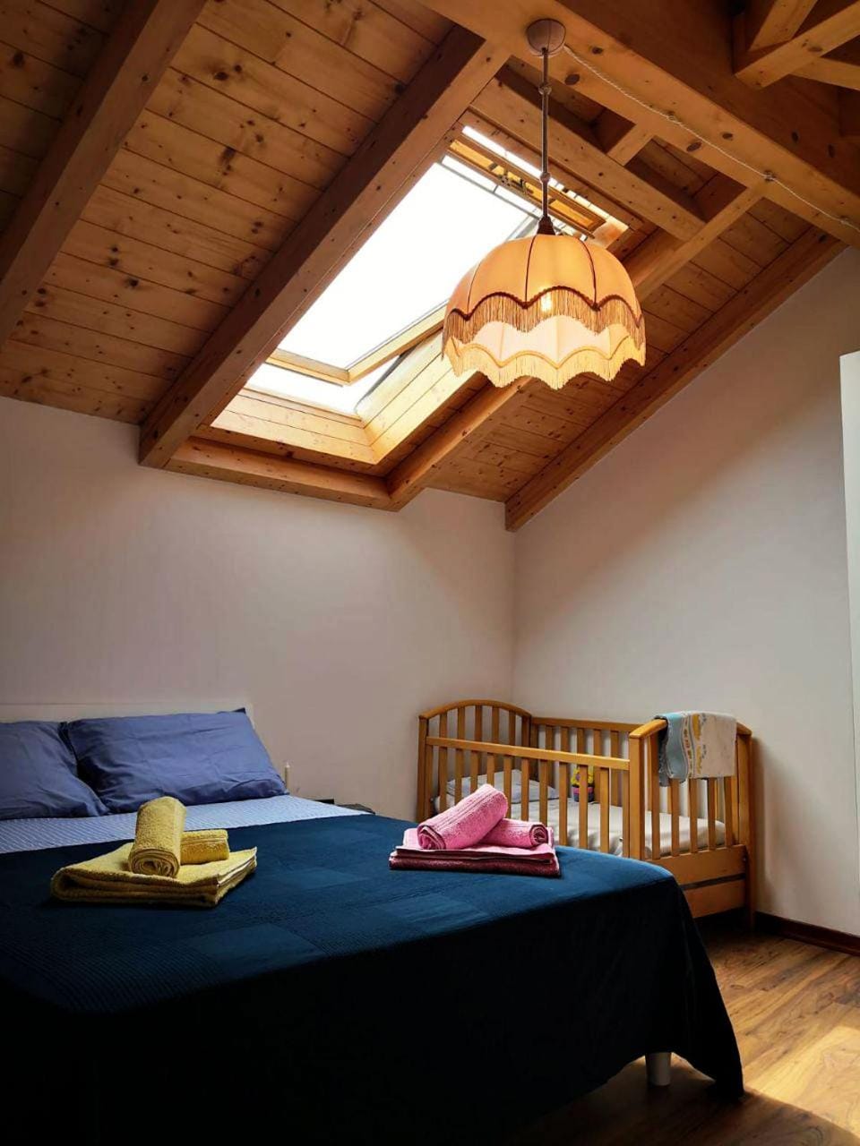 Bed, Photo of the whole room, cot