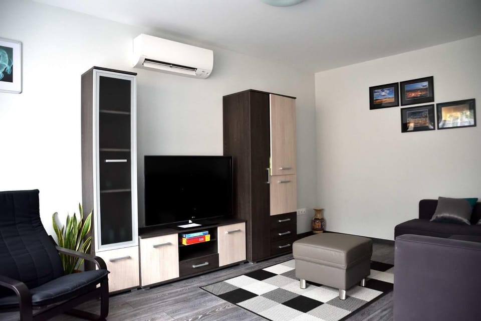 Communal lounge/ TV room, TV and multimedia, Living room