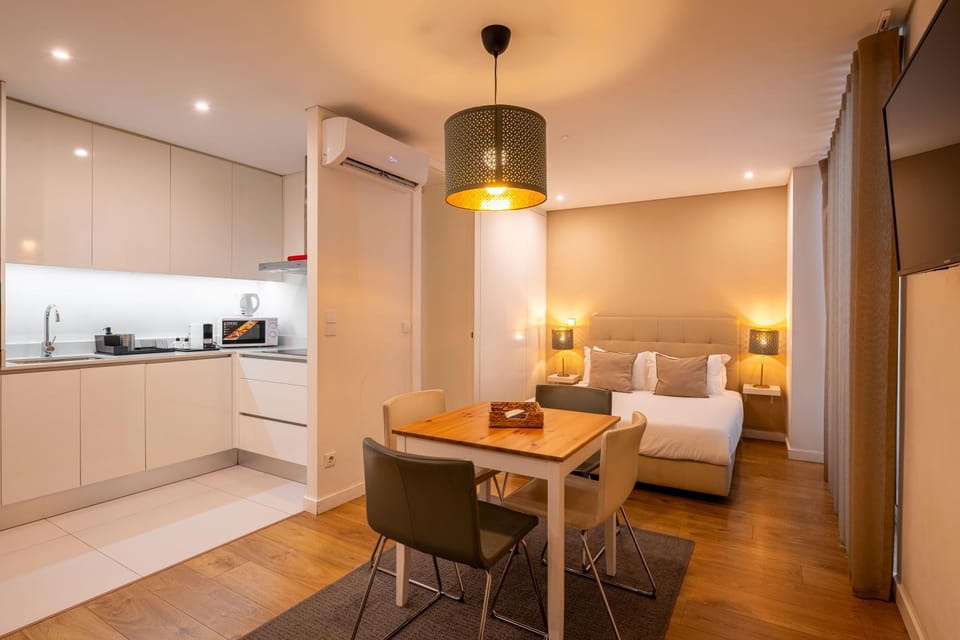Bed, Kitchen or kitchenette, Living room, Photo of the whole room, Seating area, Dining area, oven, stove