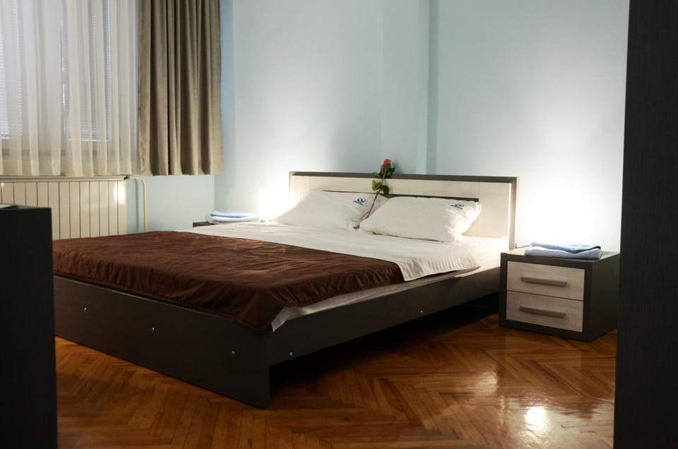 Photo of the whole room, Bedroom