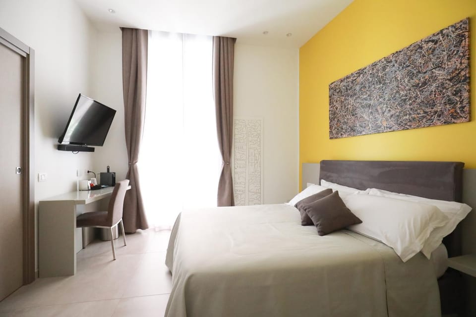 Bed, TV and multimedia, Bedroom
