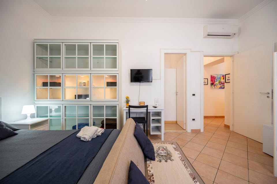Bed, TV and multimedia, Bedroom, towels, air conditioner